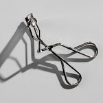 Shiseido Eyelash Curler - Crimps &amp; Curls Lashes for Perfect, Eye-Framing Fringe - Gentle &amp; Safe - Includes Replacement Pad